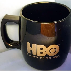 Taza de café HBO usada negra con logotipo dorado plástico promocional - Imagen 1 de 13
