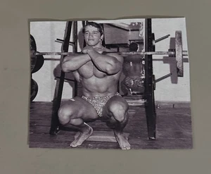 Arnold Schwarzenegger Mr. Olympia Front Squat Bodybuilding Photo Clipping - Bild 1 von 1