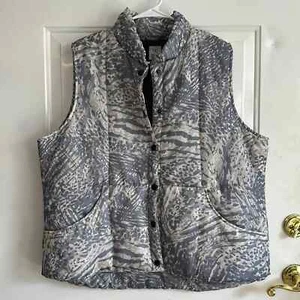 IZOD 1X Gray & Ivory Animal Print High-Low Hemline Button Front Puffer Vest - Picture 1 of 9