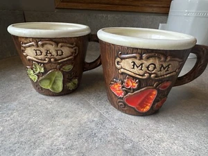 Vintage Schatz Handwerk Tasse Mama Papa Keramik Holzimitat Hütte Kaffeetasse 2er Set - Bild 1 von 7