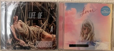 TAYLOR SWIFT - The Life of a Showgirl (So Glamorous Cabaret) + Lover 2x CD💿 NEU - Bild 1 von 4