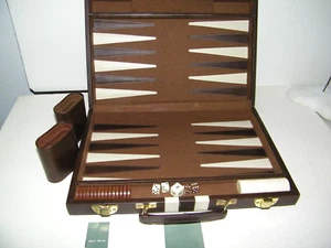 Vintage Backgammon Set Faux Leather & Felt Briefcase Brown 15" x 20" Open Mint - Foto 1 di 11