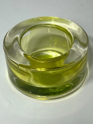 Candelabro Tealight de vidrio verde lima por etiqueta 1,5" de alto y 2,75" de ancho LEER Foto 1 de 4