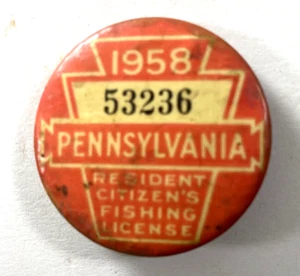 1958 PA PENNSYLVANIA LICENZA DI PESCA Spilla Distintivo Pinback - Foto 1 di 2