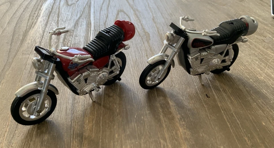 "Lote de 2 motocicletas Harley Davidson diecast y de plástico clásicas rojas y plateadas 6""" Foto 1 de 4