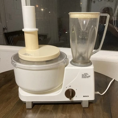 Antigo Mixer Universal Bosch Modelo UM3 com Liquidificador e Acessórios de Mistura e Tampa  - Imagem 1 de 4