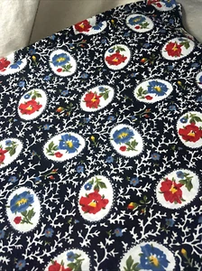 42 Zoll marineblau mit roten und blauen Blumen Retro 70er Jahre Blumenmuster Baumwollstoff Markenlos - Bild 1 von 4