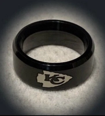 Réplica de anillo de fútbol titanio talla 10 todo negro anillo de 8 mm. Foto 1 de 2