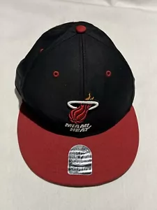 Gorra Miami Heat Juvenil Correa Espalda Bordada Logo Bajo Bill Print '47 Marca - Imagen 1 de 13