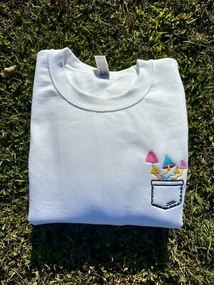 Неоновые волшебные грибы карман вышитый Crewneck толстовка - Изображение 1 из 4