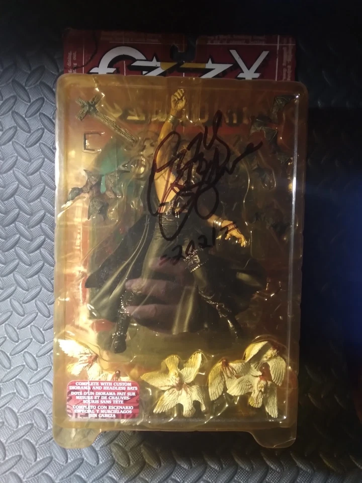 Figura de acción ultra firmada por Mcfarlane Ozzy Osbourne 1999 de colección Foto 1 de 1