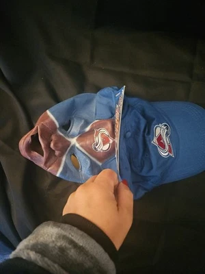 SOMBRERO AVALANCHA COLORADO CON LICENCIA NHL EN UN LADO Y MÁSCARA EN EL OTRO LADO - 2 EN 1 Foto 1 de 4