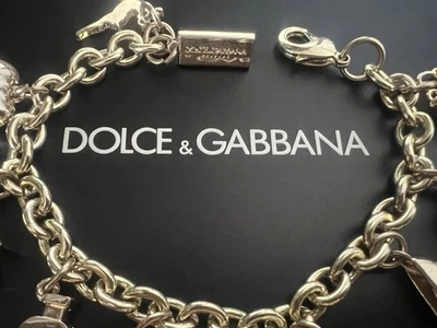 Pulseira Berloque Dolce & Gabbana Joia Aço Banhado a Ouro com Pingentes Icônicos - Imagem 1 de 4