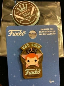 Pin Freddy Funko Est 1999 y botón de aniversario de 1 año de tienda Hollywood 2019-2020 - Imagen 1 de 1
