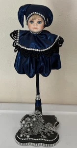 Media muñeca de porcelana 15" sobre soporte decorativo 16" de alto - Mardi Gras vacaciones de invierno - Imagen 1 de 6