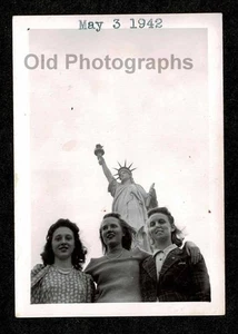 LOOKING UP @ 3 WOMEN UNDER STATUE OF LIBERTY NEW YORK 1942 OLD/VINTAGE PHOTO-G15 - Picture 1 of 1