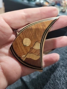 Vintage Handwerker geschaffen Holz Intarsien BROSCHE ANSTECKNADEL HOLZINTARSIEN Berge Sonne Mond - Bild 1 von 5