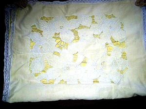 Antik Schön Handbestickt Baby Coverlet Kätzchen Blumen und Bänder - Bild 1 von 4