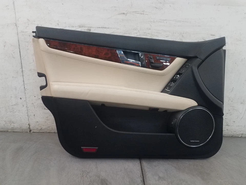 Panel de puerta del conductor delantero izquierdo Mercedes Benz AMG C 63 2011 #7010 A12 Foto 1 de 4