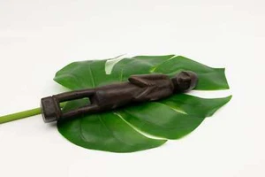 Figura de madera de cocobolo tallada a mano en escultura de oración - Imagen 1 de 7