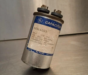 GE CAPACITOR MOTOR RUN , 25UF , 370VAC. Z25L4003, 92-28Z503 [USED] - Picture 1 of 3