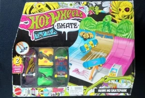 TONY HAWK HQ SKATEPARK ~ Hot Wheels Exclusive Fingerboards & Shoes @2022 - Picture 1 of 3