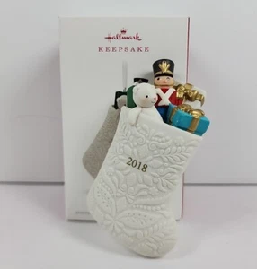 Hallmark Andenken Ornament 2018 gefüllt mit Spaß! Weihnachtsstrumpf Bär Soldat - Bild 1 von 11