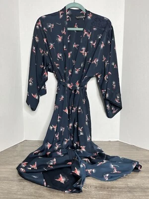 Bata kimono con cinturón satinado Rosie para autógrafo estampado de pájaros pequeña azul rosa Foto 1 de 4