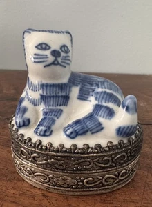 Vintage silberfarbene aufwendige blau weiße Keramik Katze Metallsockel Schmuckschatulle - Bild 1 von 4