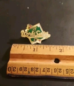 1991~WORLD SERIES Mlb Baseball Pin~ TWINS VS BRAVES~ EX COND  - Imagen 1 de 2