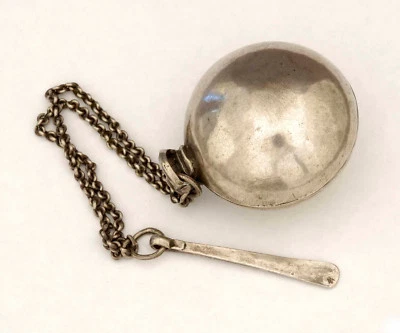 Antigua caja de plata étnica con cuchara para lima betel paan, norte de la India años 1900  Foto 1 de 4