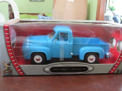 ROAD SIGNATURE 1/18 1953 FORD F-100 PICK-UP- NIB - NEVER DISPLAYED - Image 1 of 4