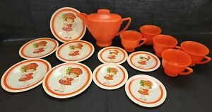 Vtg Strawberry Shortcake Rd Metal Child's Toy Plates w/plastic tea pot/lid-cups