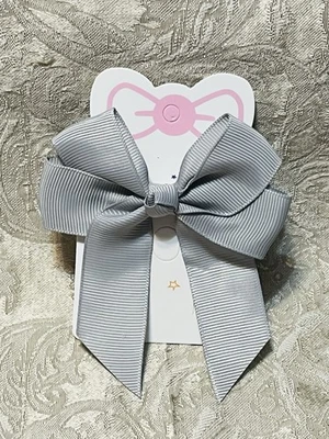 Adorable moño de pelo gris cola larga cinta de grosgrain clip de cocodrilo moño de cabello de niña Foto 1 de 4