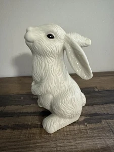 Statuina coniglietto coniglietto seduto ceramica bianca vintage occhi rosa/rossi testurizzata 6" - Foto 1 di 8