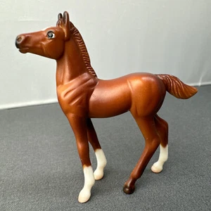 Kastanie Trakehner Standfohlen Breyer Pferd 410421 Rassenumzug IV 2007 - Bild 1 von 14