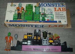 1964 IDEAL TOYS MONSTER LAB PLASTIC BATTERY OPERATED MOTORIZED PLAYSET in BOX