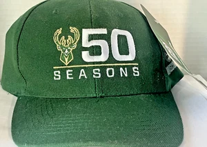 Cappello Milwaukee Bucks 50 stagioni FOX Sport WIS cinturino regolabile posteriore - Foto 1 di 5