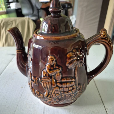 Bule vintage anos 60 Rockingham Harker 1840 Rebekah Rebecca At The Well marrom - Imagem 1 de 4