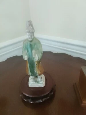 Estatua de cerámica de la dinastía Ming músico 1368 a 1644 d.C.  Foto 1 de 4
