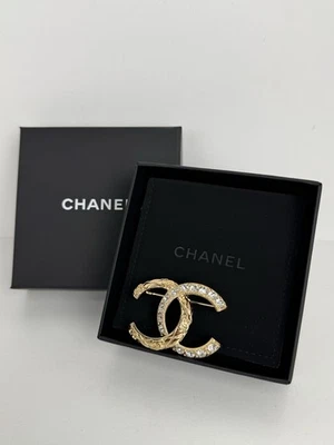 Broche CHANEL Metal Acolchado Cristal CC Oro Claro R-1 Foto 1 de 4