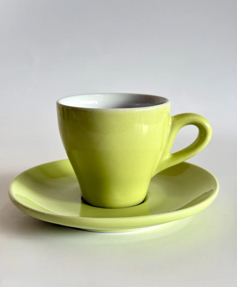 Taza y platillo IKEA verde lima Espresso Demitasse - Juego de 2 piezas - Descontinuado Usado en Excelente Condición Foto 1 de 4
