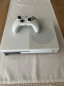 Xbox One S 1TB Controller 8 Spiele 3 Blurays Top! - Bild 1 von 3