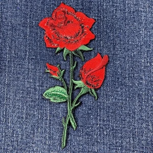 Parche con apliques de rosa roja - Insignia de flor bordada 4,75" (planchado) - Imagen 1 de 2