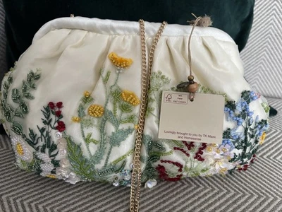 Mirasol beaded medium clutch handbag with chain - Image 1 of 4