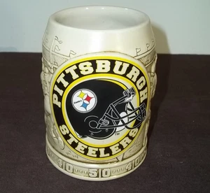 Taza de cerveza de cerámica en relieve Pittsburgh Steelers Stein NUEVA - Imagen 1 de 4