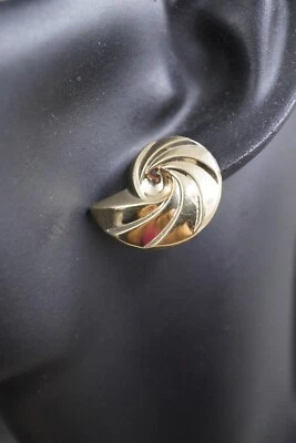 Aretes vintage de oro amarillo de 14 quilates con diseño de concha de remolino ovalado 1,81 g Foto 1 de 4