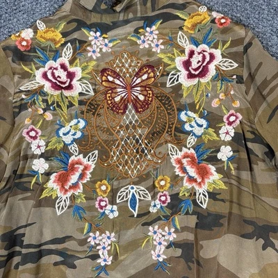 Camisa Top Johnny Was Workshop S Camuflada Seda Colorida Bordada Mariposa Floral Foto 1 de 4