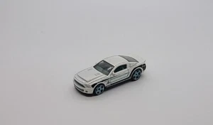 2013 Hot Wheels #155 HW Showroom '10 FORD SHELBY GT-500 SUPER SNAKE White wPr5Sp - Picture 1 of 7