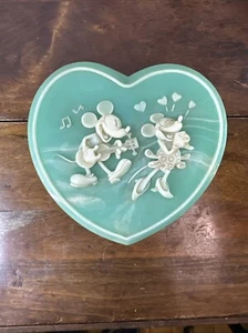 Joyero grande de piedra de jabón verde en forma de corazón de Mickey y Minnie Mouse de Walt Disney - Imagen 1 de 14